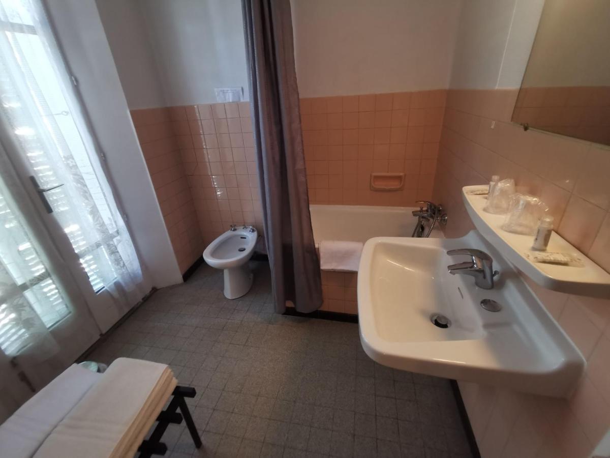 Hotel Le Tourisme Embrun Esterno foto