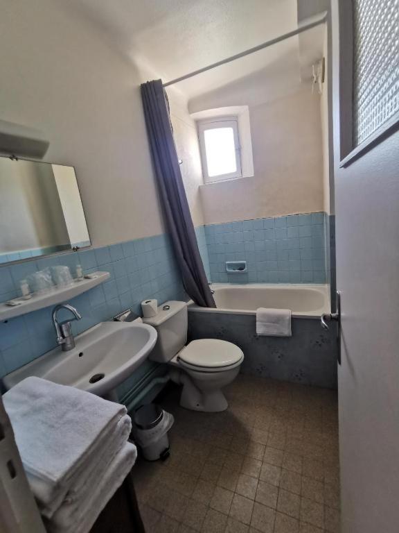 Hotel Le Tourisme Embrun Esterno foto